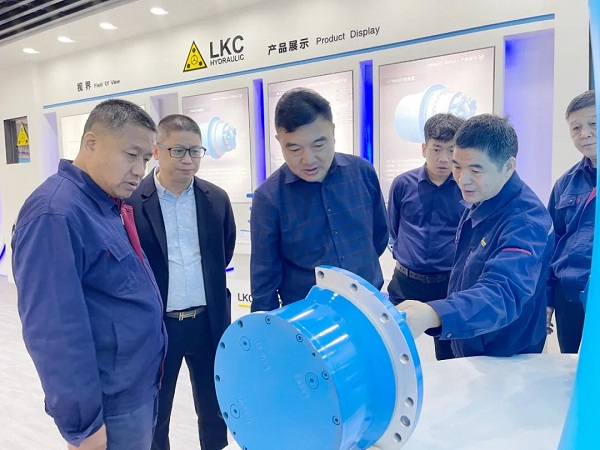廣州塔山機(jī)械、廣州韓川液壓、江蘇靖江新世紀(jì)液壓、無錫密斯特智能裝備制造有限公司一行6人蒞臨力克川參觀交流2.jpg