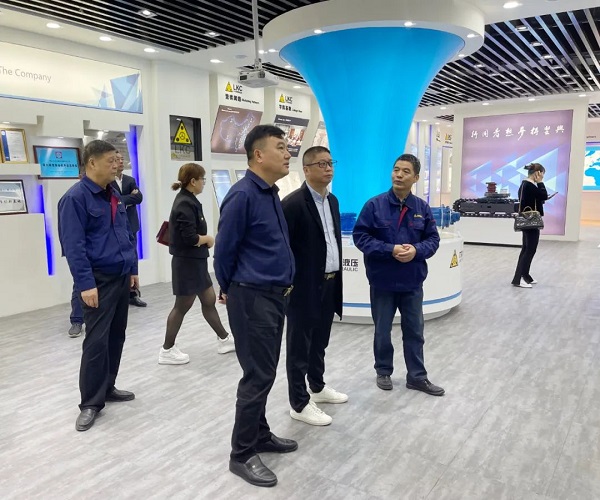 廣州塔山機(jī)械、廣州韓川液壓、江蘇靖江新世紀(jì)液壓、無錫密斯特智能裝備制造有限公司一行6人蒞臨力克川參觀交流3.jpg
