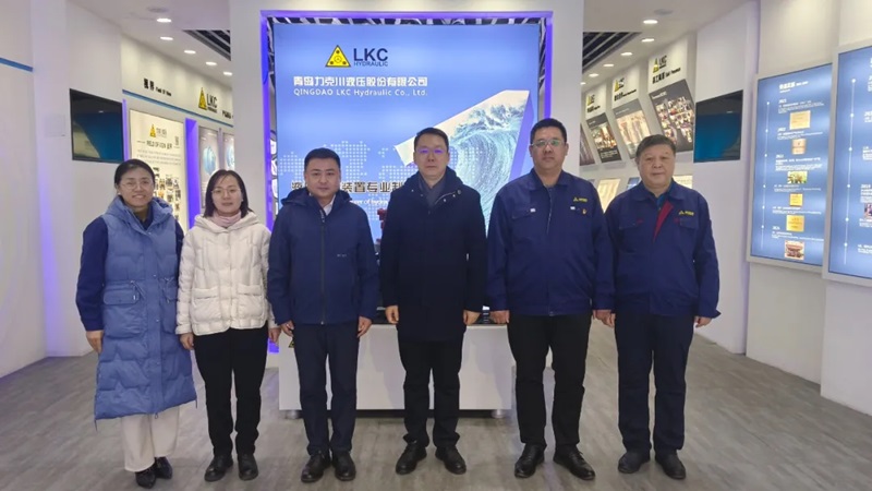 高新區(qū)工委委員、管委副主任張建軍一行蒞臨青島力克川液壓股份有限公司調(diào)研指導1.jpg