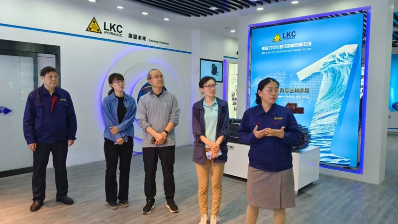 中國工程機(jī)械工業(yè)協(xié)會(huì)設(shè)備管理與維修分會(huì)秘書長周馥隆一行蒞臨力克川液壓參觀指導(dǎo)2.jpg
