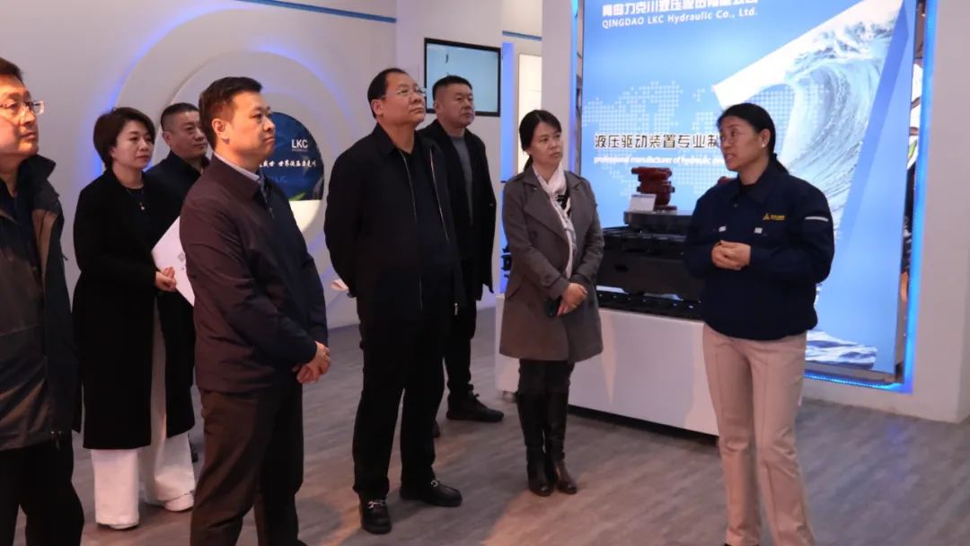 1741566661847063.jpg 區(qū)委統(tǒng)戰(zhàn)部副部長(zhǎng)郭可超一行蒞臨力克川液壓參觀(guān)指導(dǎo)1.jpg