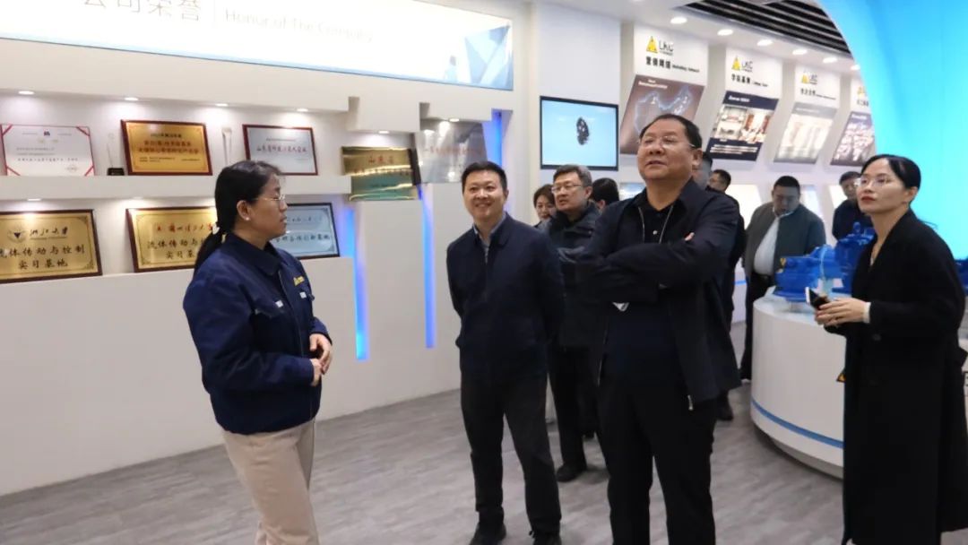 1741566685139436.jpg 區(qū)委統(tǒng)戰(zhàn)部副部長(zhǎng)郭可超一行蒞臨力克川液壓參觀(guān)指導(dǎo)2.jpg